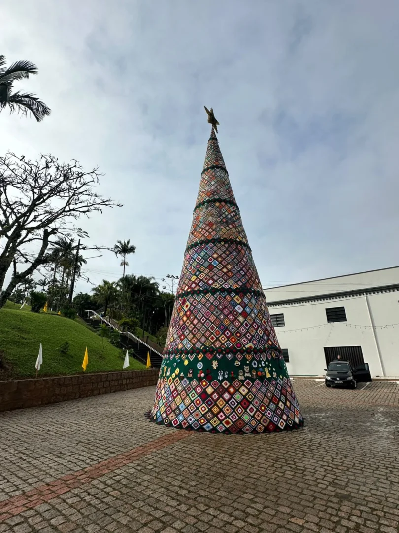 Maior árvore de crochê do Brasil, localizada em Rodeio (SC), homenageia os 800 anos de morte de São Francisco de Assis (Foto Richard Siqueira Cortes, produtor executivo cultural)