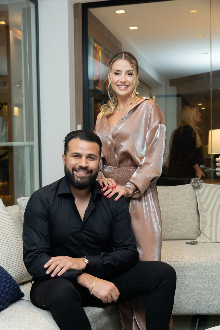 Os anfitriões Gustavo Nolli e Gabriela Gianisela (Foto Juanna Simbala)