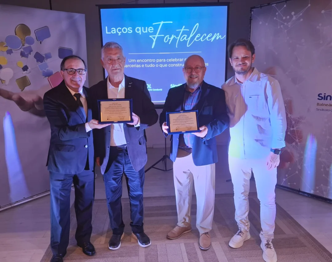 Presidente da CDL, João Tomas, os homenageados Luiz de Aquino Vieira e Hélio Dagnoni e Augusto Müchen, presidente do Sindilojas (Foto: Luciana Zonta)