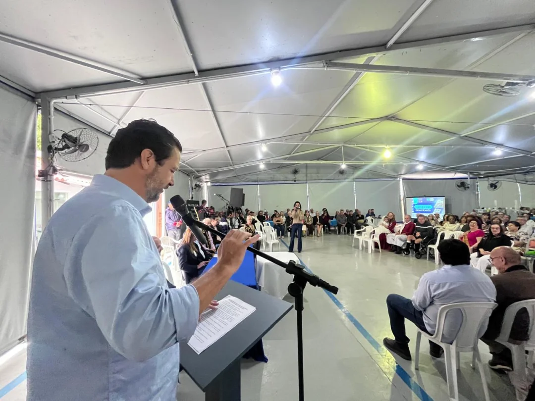 Depois do lançamento da licitação do Centro Dia (foto), Claudir acompanhou a programação no Teatro Municipal (Divulgação/PMBC)