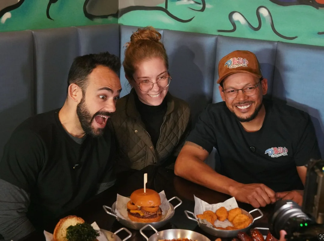 Fabrício Schibuola D'Abreu, do Hambúrguer Perfeito com o casal Bruna e Cristiano (Foto Divulgação)