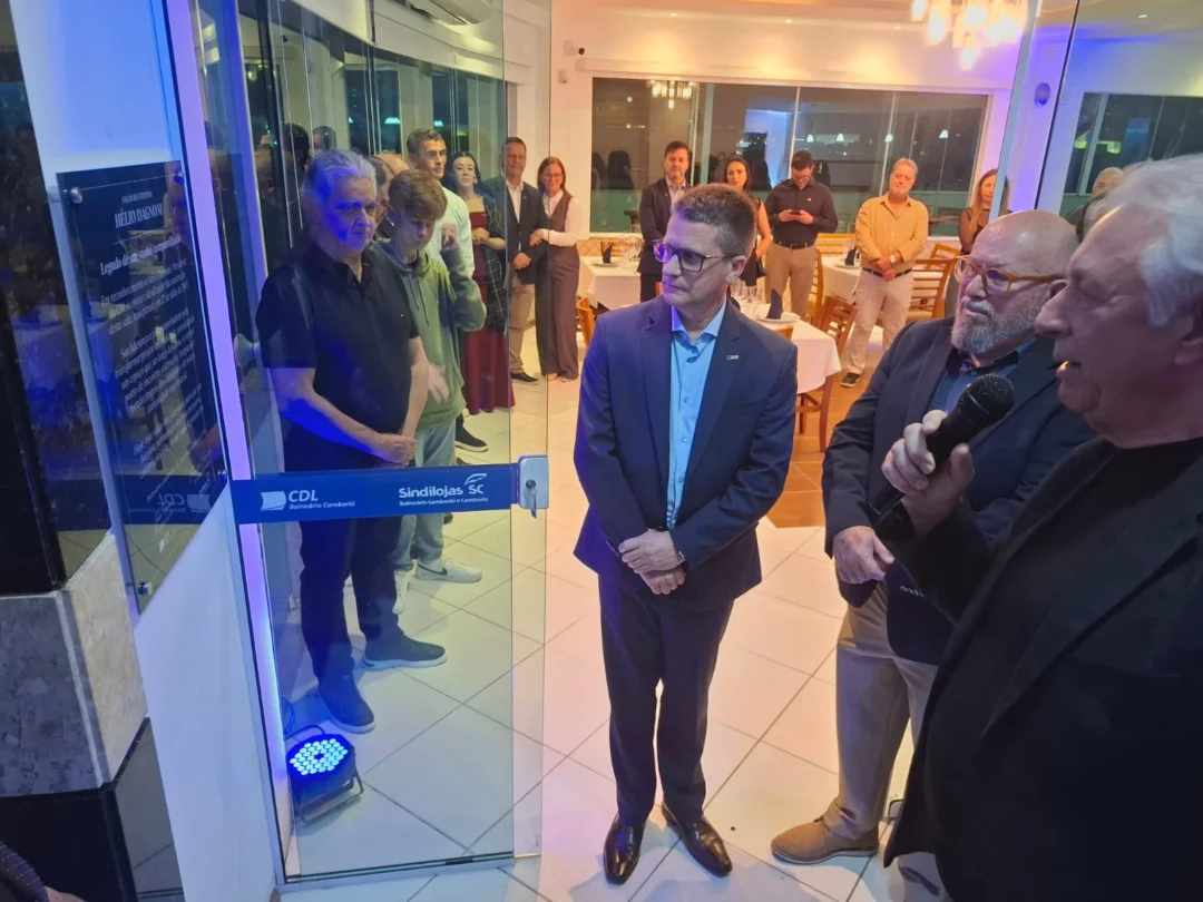 Salão de eventos da sede das CDL e Sindilojas passa a se chamar Salão de Eventos Hélio Dagnoni (Foto: Luciana Zonta)