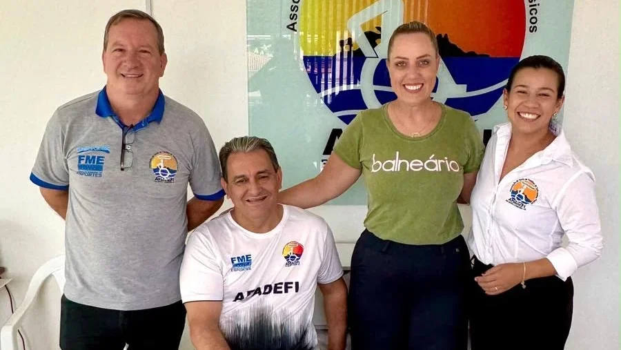 Vereadora Jade com a Afadefi, entidade que ela já apoiou na emissão de atestado de funcionamento para manter a utilidade pública. (Gabinete/Jade Martins)