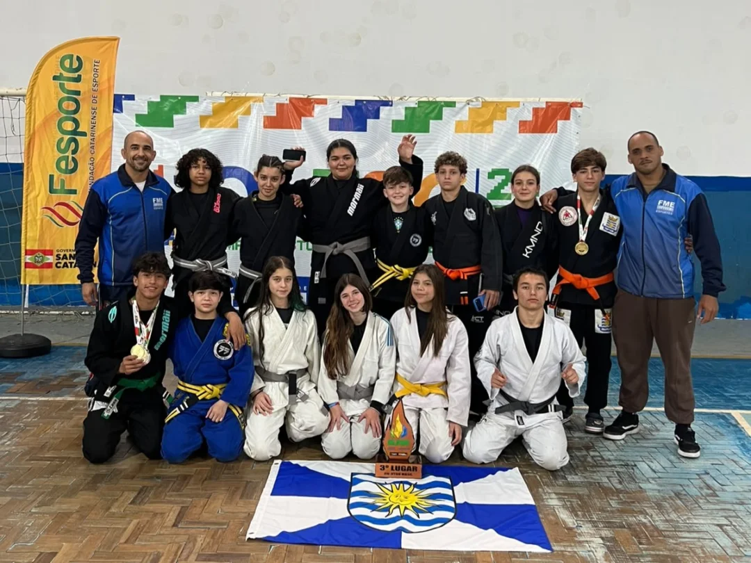 Equipe de jiu jitsu: dois ouros, uma prata e terceiro na classificação geral (Divulgação/FMEBC)