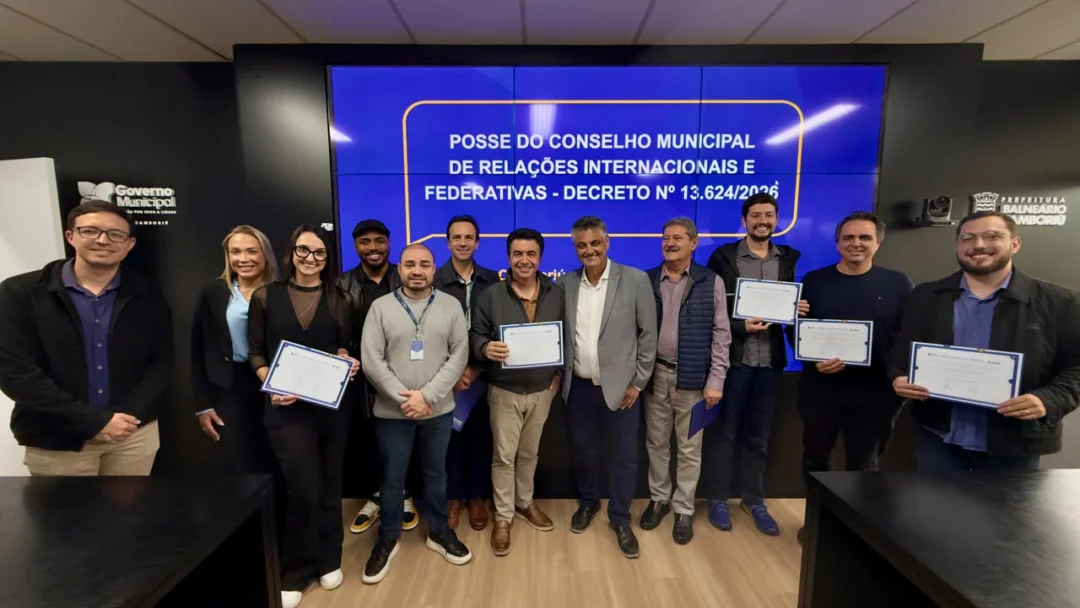 O prefeito em exercício, Nilson Probst comandou a posse dos novos conselheiros, terça-feira (29), em seu gabinete (Divulgação/PMBC)