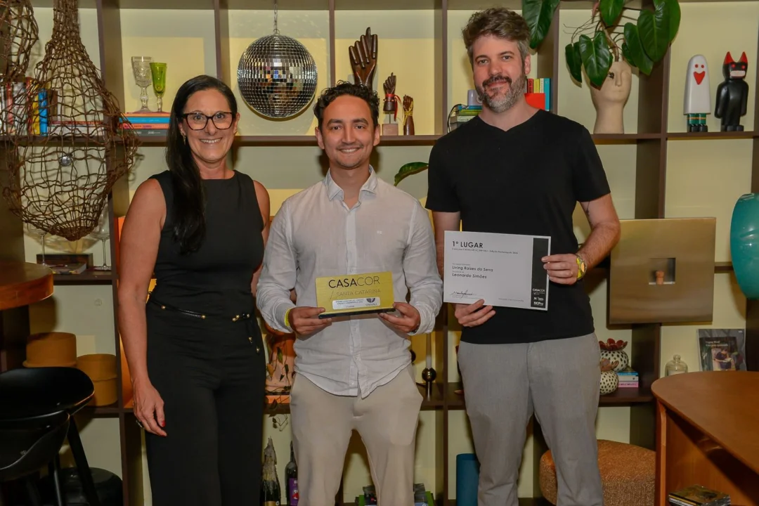 Leonardo Simões recebe o troféu de 1º lugar pelo Living Raízes da Serra da diretora da CASACOR SC, Francis Bernardo, e certificado do professor da Univali, Eduardo Lopes (Foto Carlos Alves)