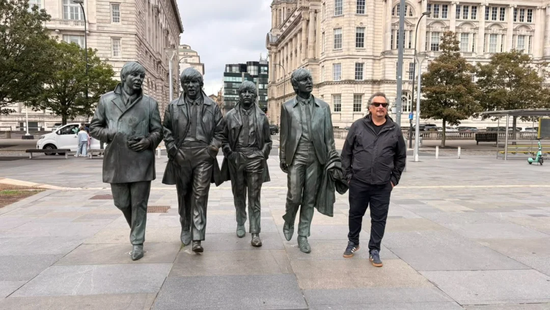 Rafael Weiss em Liverpool, ao lado do monumento dos Beatles (Arquivo pessoal)
