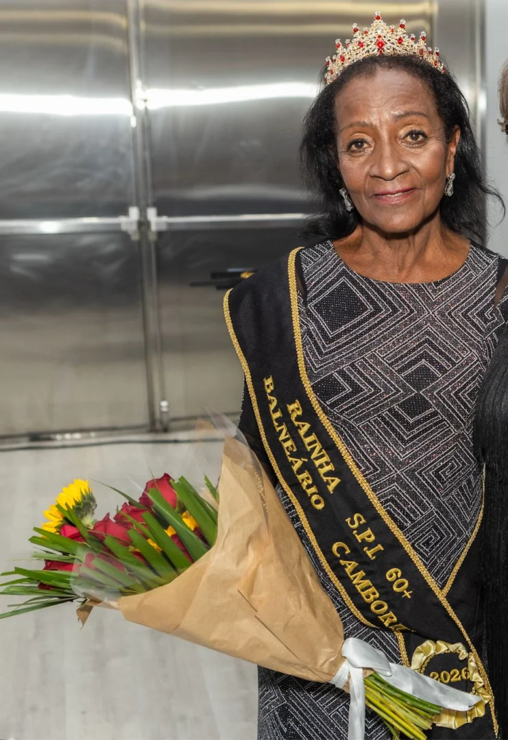 Primeira rainha 60+ negra de Balneário Camboriú celebra conquista: rei foi príncipe no ano passado