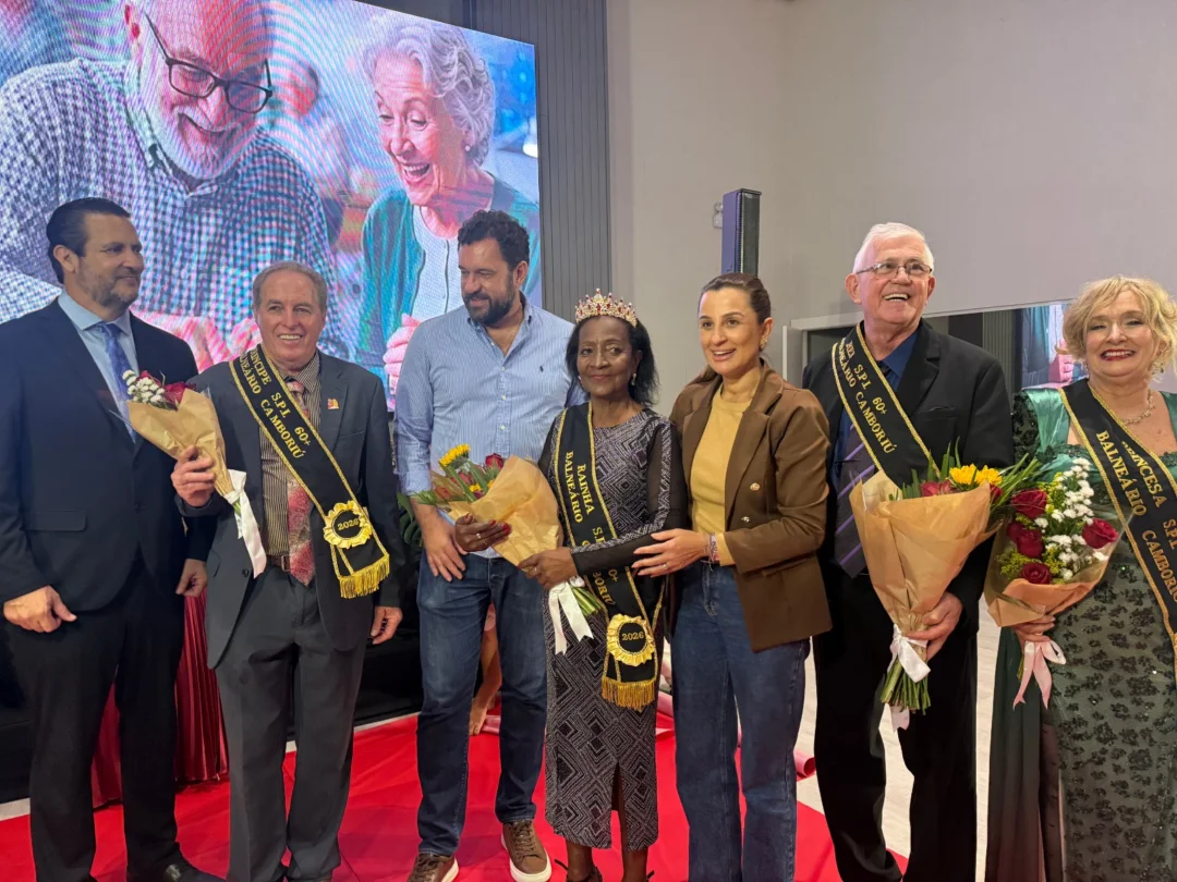 O secretário da SPI, Claudir Maciel, o príncipe Leocir, Neto Von Borstel (esposo da prefeita), a rainha Maristela, a prefeita Juliana Pavan, o rei Artur e a princesa Leila. (Divulgação/PMBC)