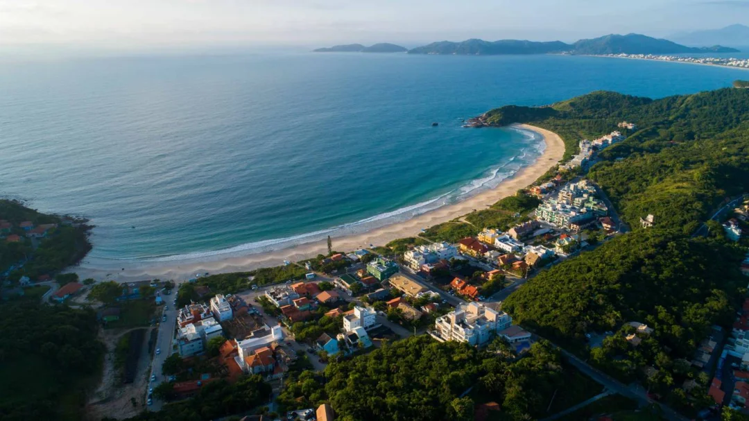 Bombinhas é reconhecida por suas belezas naturais, por isso o saneamento básico é considerado algo urgente (Foto Divulgação Aegea)