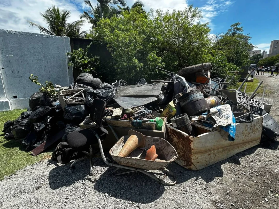 Lixo retirado em ação de limpeza no Rio Camboriú em março de 2026 (Foto Renata Rutes)