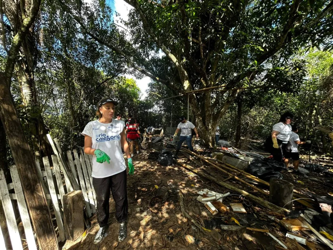 Área de invasão às margens do Rio Camboriú, com muito lixo encontrado (Foto Renata Rutes)