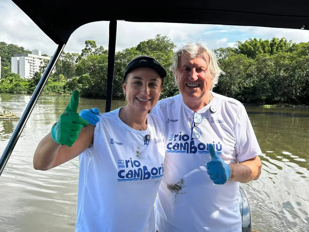 Juliana Pavan e Leonel Pavan, prefeita e prefeito de Balneário e Camboriú respectivamente na ação de limpeza do Rio Camboriú (Foto Renata Rutes)