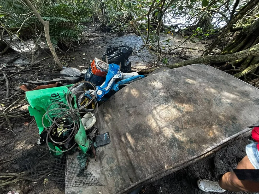 Muito lixo encontrado na ação de limpeza (Foto Renata Rutes)