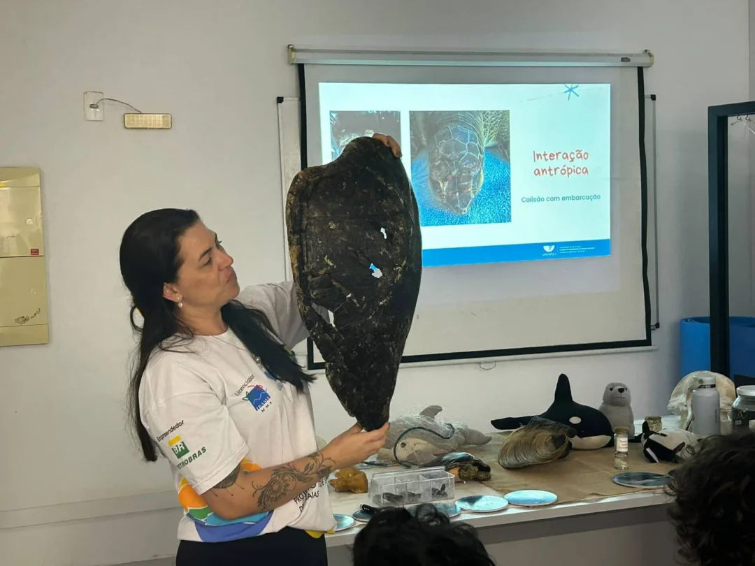 Isabela mostra casco de tartaruga para alunos no PMP (Foto Renata Rutes)