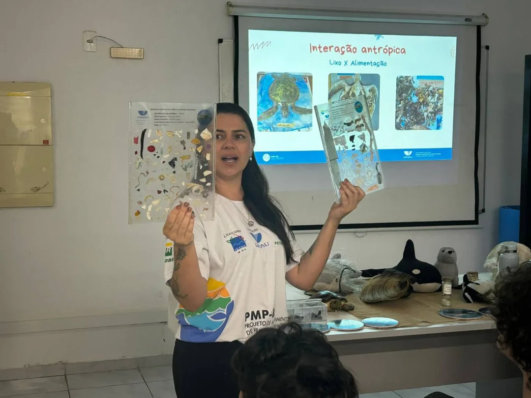 Isabela mostra o lixo encontrado dentro de animais (Foto Renata Rutes)