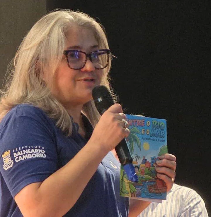 Cynthia Lorga com a revista em quadrinhos Entre o Rio e o Mar (Foto Divulgação)
