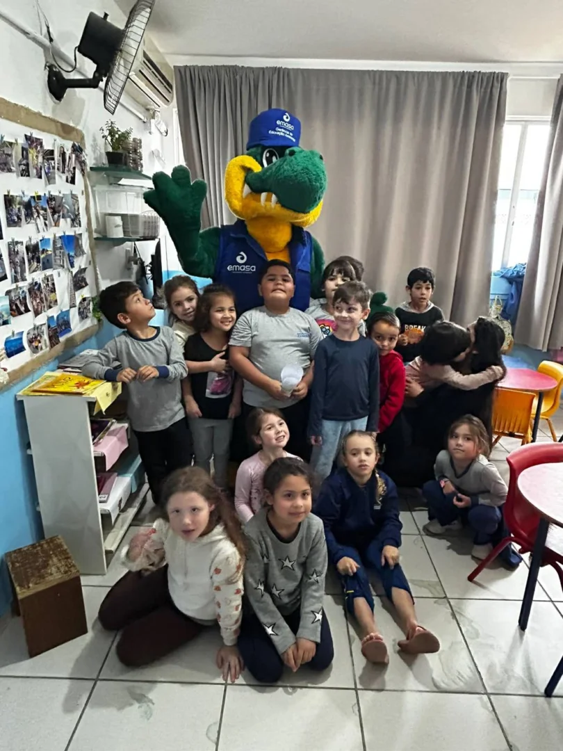 A turma da professora Raquel com o Jacamasa (Foto Renata Rutes)