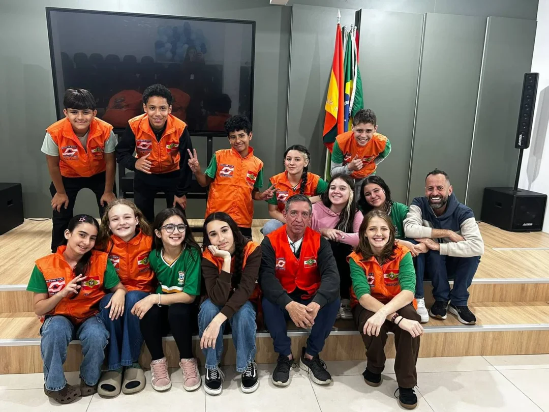 Professor Antônio em destaque na foto, junto com os alunos que participam do Defesa Civil na Escola e na ponta o gestor do E.B.M Artur Sichman, Elias Muller (Foto Renata Rutes)