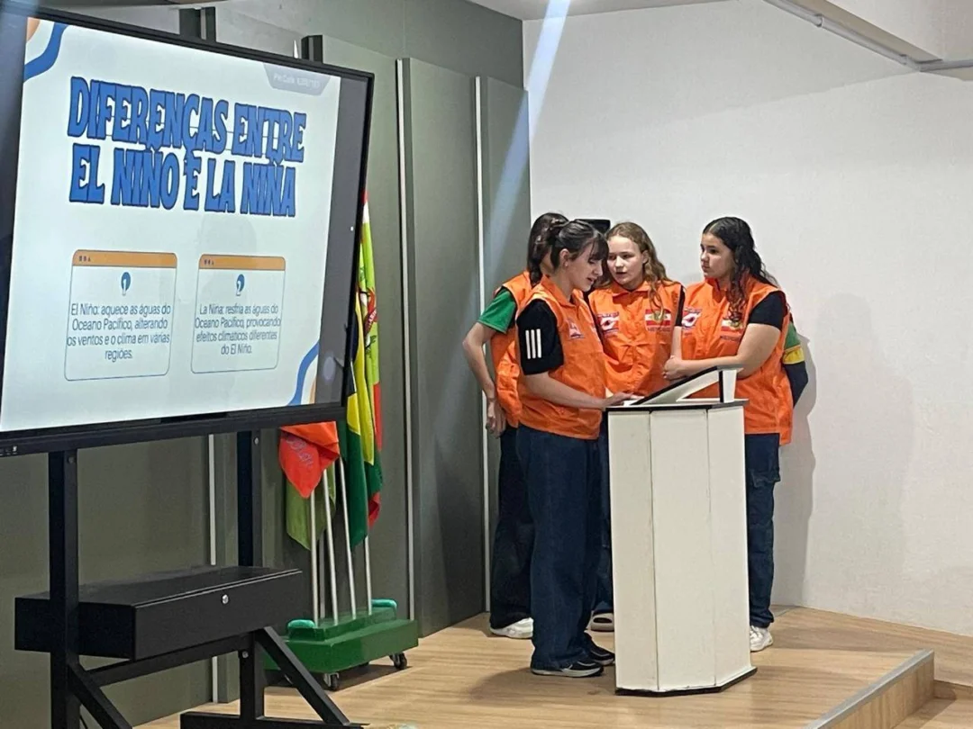Alunos fazem apresentação na E.B.M Artur Sichman (Foto Divulgação)