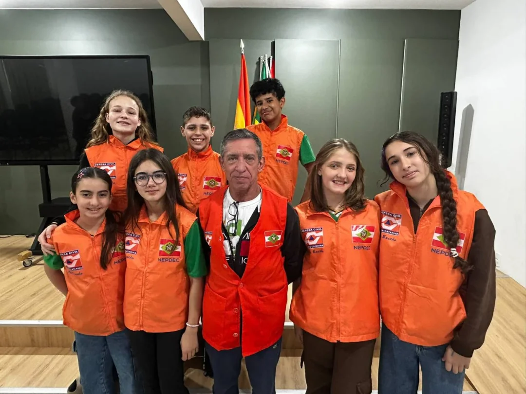 Professor Antônio e os alunos que participaram da entrevista com o Página 3 (Foto Renata Rutes)