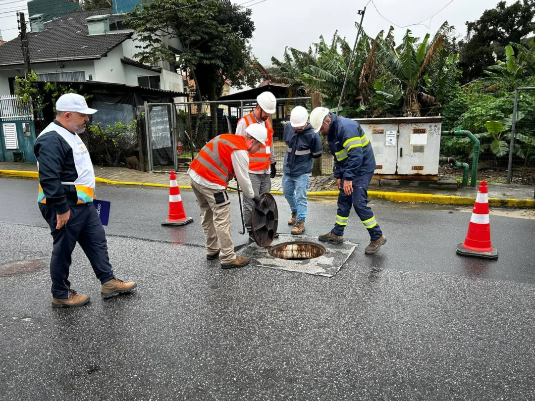 Equipe da Águas de Bombinhas realiza teste de fumacê para identificar possíveis ligações irregulares (Foto Renata Rutes)