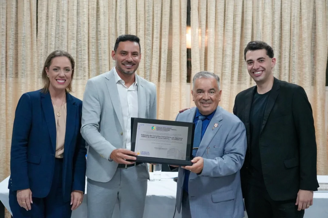 Vereadores Jade, Anderson e Guilherme com o presidente da Feconseg, Valdir de Andrade (Foto Márcio Gonçalves)