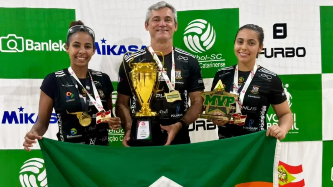 Barbara Tavares Carvalho e Mariana Matos com o treinador Doriedson Garcia (Divulgação)